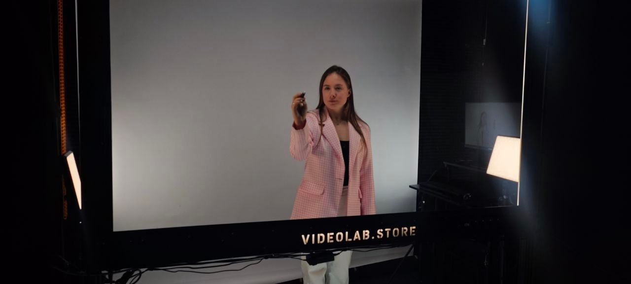 Максимальная однокамерная студия VideoLab с большой прозрачной доской, светом и экранами
